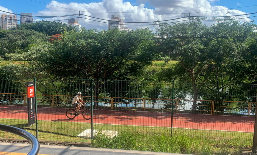 Ciclovia Franco Montoro, às margens do Rio Pinheiros, em SP