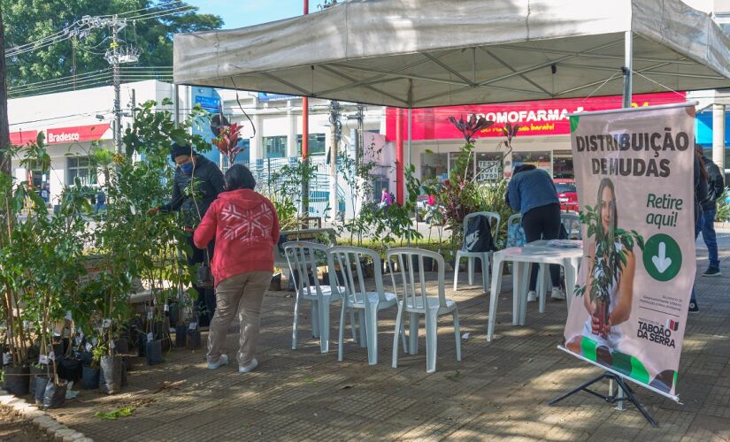 Secretaria de Habitação e Meio Ambiente distribuí mudas para munícipes durante o Junho Verde