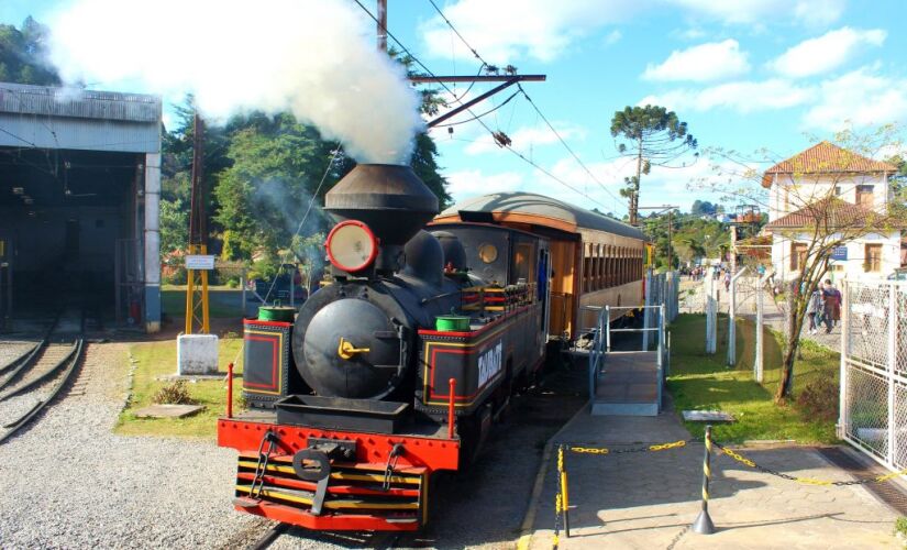 Locomotiva histórica volta aos trilhos no Vale do Paraíba