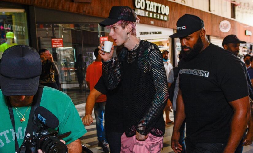 Machine Gun Kelly Atende fãs na saída da Galeria do Rock em São Paulo.