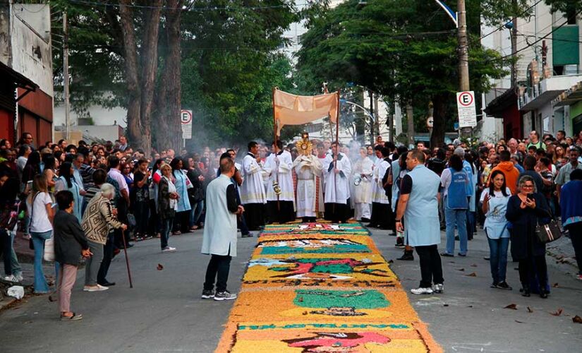 Tradicional procissão de Corpus Christi, em Taboão da Serra