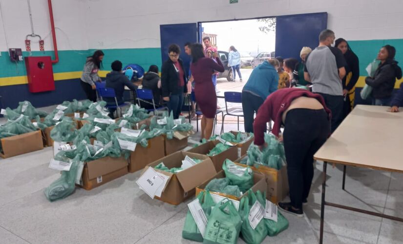 Entrega de uniformes na rede de escolas municipais