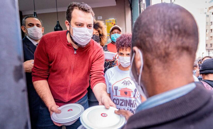 Guilherme Boulos durante inauguração da Cozinha Solidária da Praça da Sé, em foto de arquivo