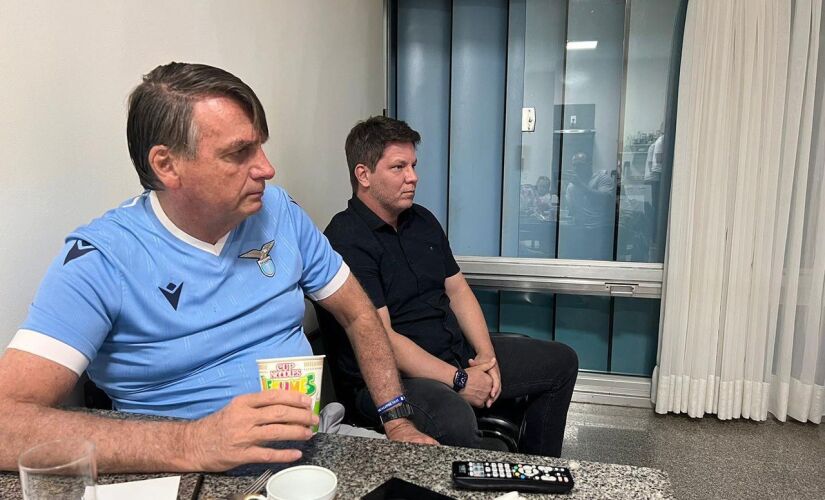 Bolsonaro com a camisa do Lazio e Mario Frias 