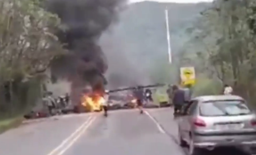 Manifestação interdita km 68 da Rio-Santos (SP-55), na altura de Ubatuba