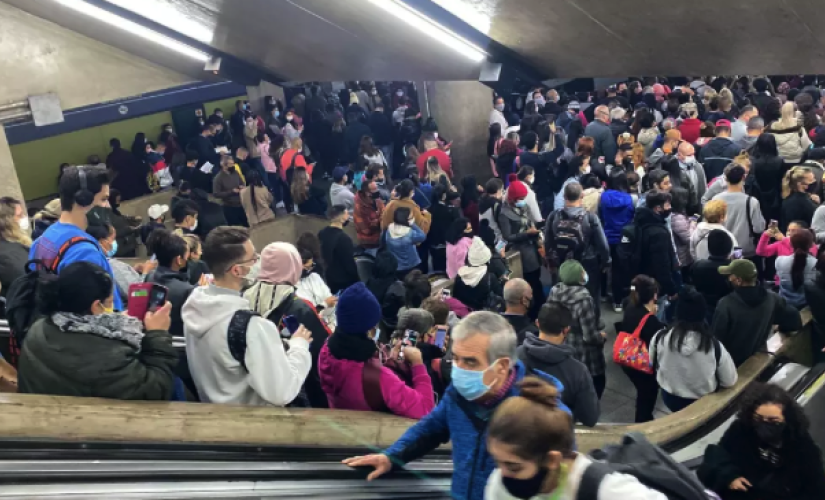 Plataformas lotadas na estação Sé do Metrô nesta terça-feira