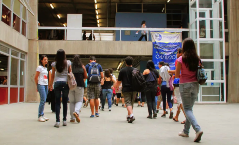 Candidatos no local de prova do vestibular 