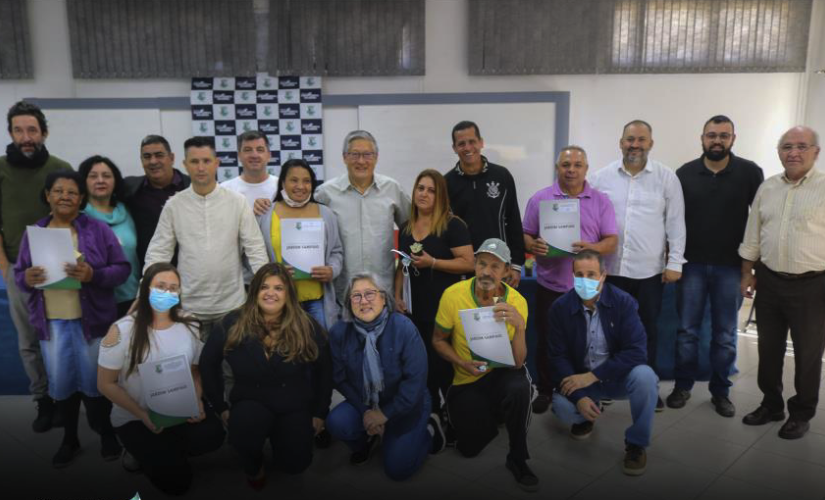 Prefeitura entrega escritura de imóveis