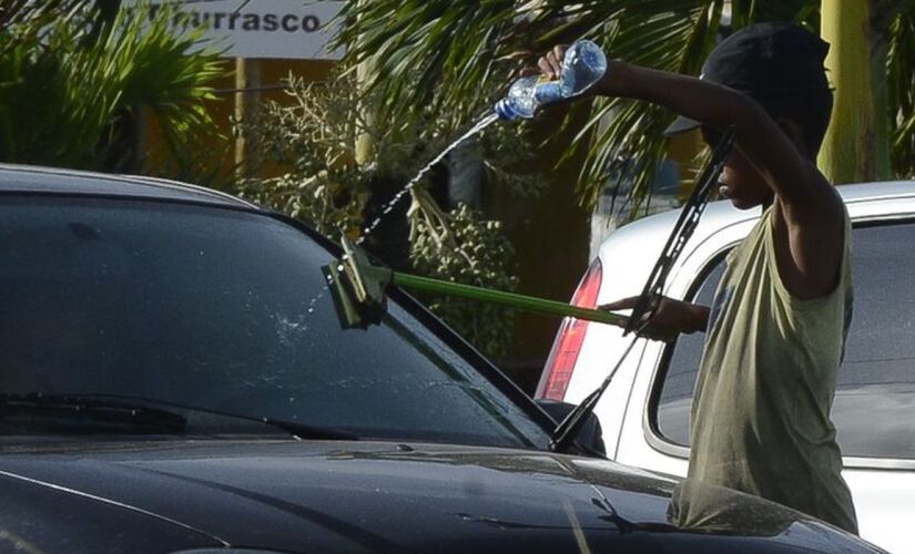 Menino negro, em flagrante de trabalho infantil