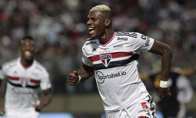 Zagueiro Arboleda, do São Paulo, rompeu os ligamentos do tornozelo