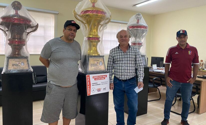 A taça de campeão da 1ª Divisão de Taboão da Serra será disputada entre as equipes do Revolução e Recanto. 