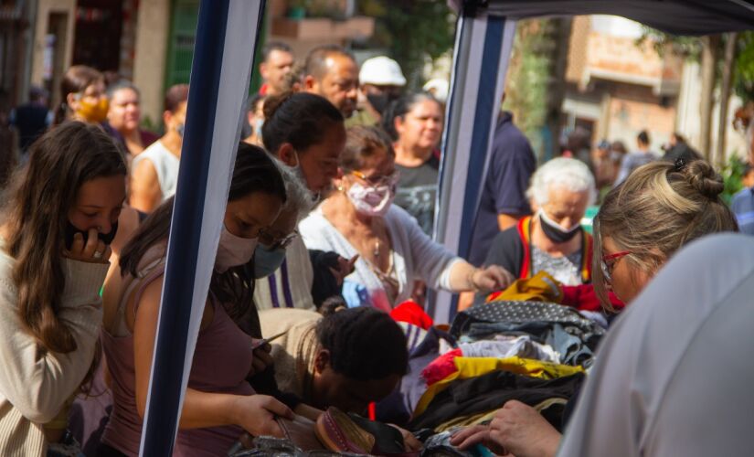 Campanha "Aquece Taboão" realizou entrega de roupas, calçados, cobertores e alimentos no bairro Sítio das Madres. 