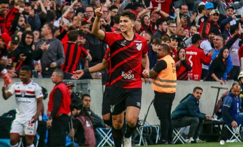 Vitor Bueno comemora gol contra o São Paulo pelo Brasileirão