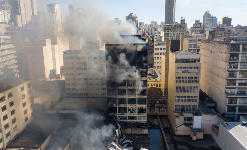 Incêndio de grandes proporções atinge prédios comerciais na região da rua 25 de Março