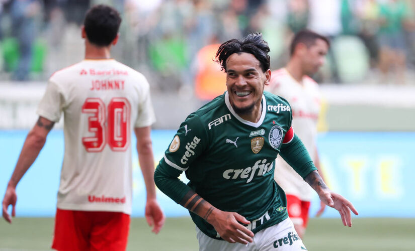 Jogados Gustavo Gómez comemora seu gol contra a equipe do SC Internacional 