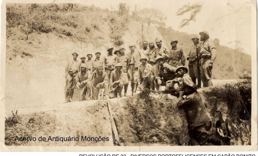 Combatentes porto-felicenses em uma trincheira na cidade de Capão Bonito, durante a Revolução Constitucionalista de 1932.