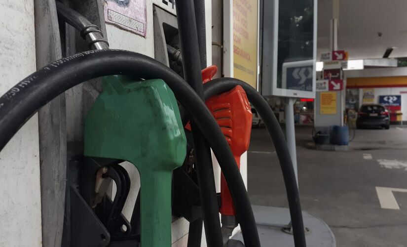 De acordo com o Centro Brasileiro de Infraestrutura, esta defasagem vem se acumulando há seis semanas na gasolina e há quatro semanas no diesel.