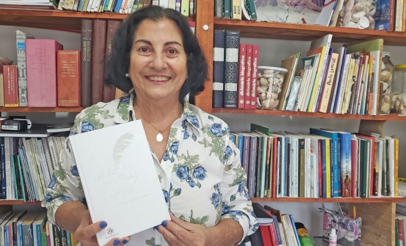 Sobre o título do livro  "Academia veste prata", Beth explica que foi realizado um concurso interno e cada acadêmico sugeriu um nome