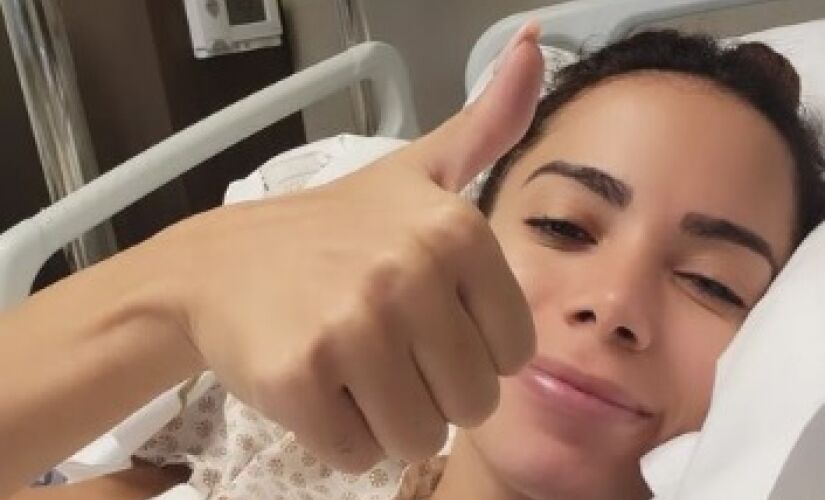 Anitta posta foto no hospital 