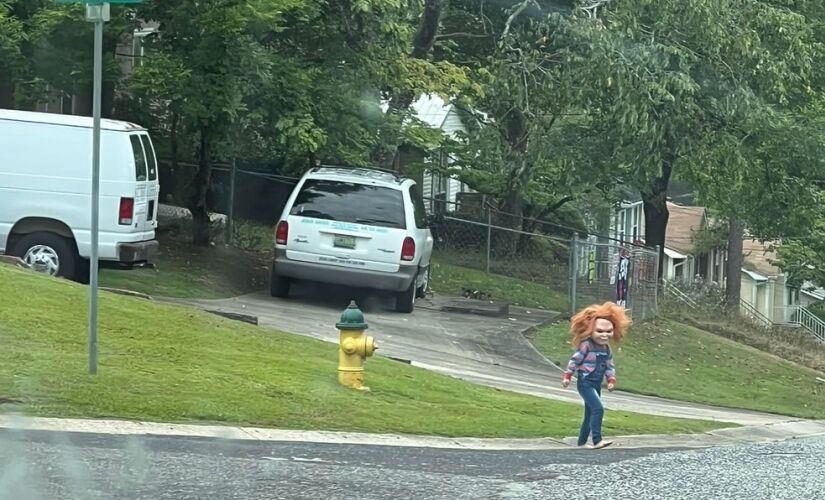 Um garoto de 5 anos saiu pelas ruas da cidade de Pinson, no estado do Alabama (EUA), vestido com a fantasia do boneco Chucky, conhecido pela saga de filmes "Brinquedo assassino"