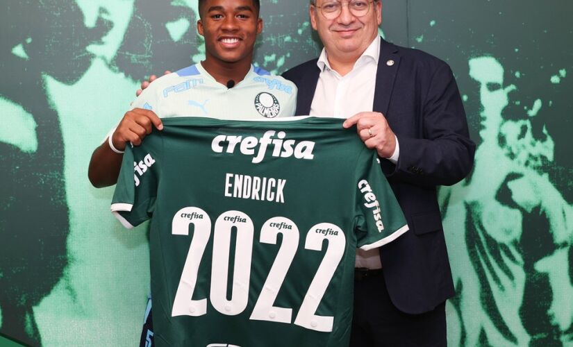 Endrick, atacante do Palmeiras, e o vice-presidente Paulo Buosi