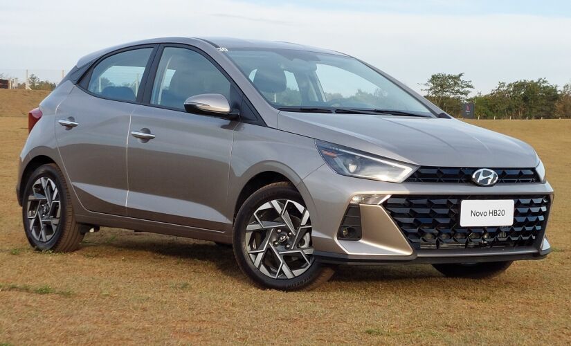 Hyundai renovou profundamente a dianteira e a traseira do hatch e também a do sedã na linha2023 do HB20