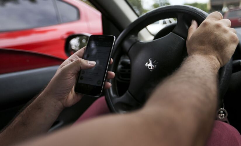 Multas por celular ao volante crescem em SP