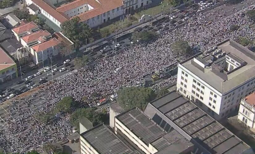 A marcha, que reuniu uma multidão em torno dos carros de som, seguiu caminhada em direção à Praça Heróis da Força Expedicionária Brasileira