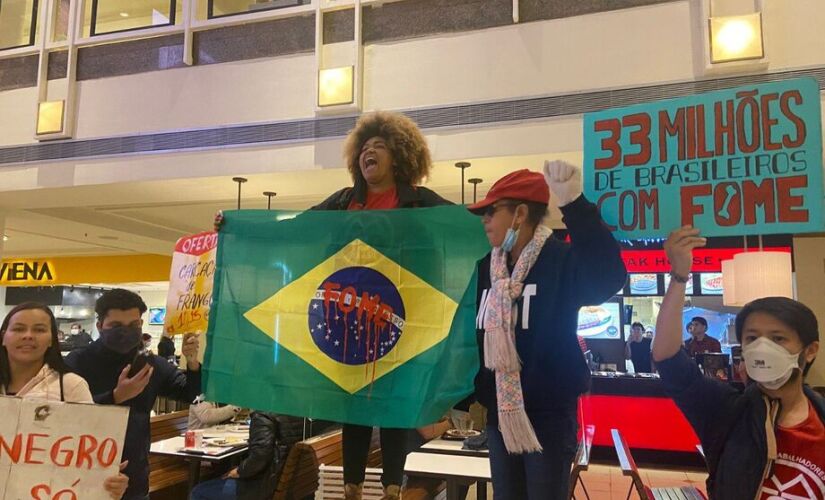 Ediane Maria, com a bandeira do Brasil, durante protesto do MTST no shopping Iguatemi