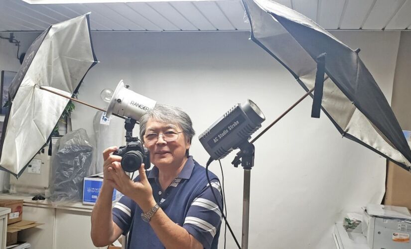 O comerciante Sérgio Atsushi Omuro, de 70 anos, é um dos pioneiros a trabalhar com a fotografia e a revelação de filmes em Itanhaém