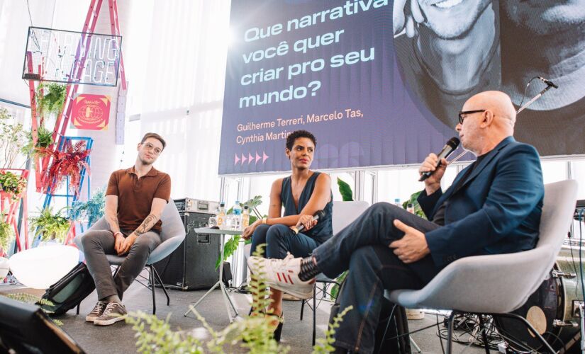 Marcelo Tas, Guilherme Terreri (Rita Von Hunty) e Cythia Martins formaram o painel "Que narrativa você quer criar pro seu mundo?"