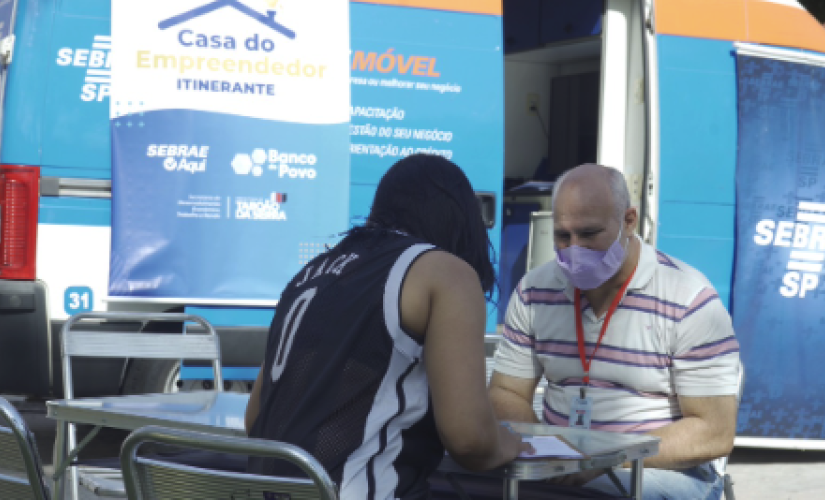 Atendimento na unidade móvel da Casa do Empreendedor de Taboão da Serra