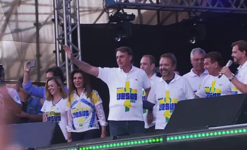 Presidente Jair Bolsonaro sobe ao palco da Marcha Para Jesus em 2019