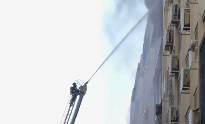 Bombeiros atuam contra incêndio em prédio no centro de SP 