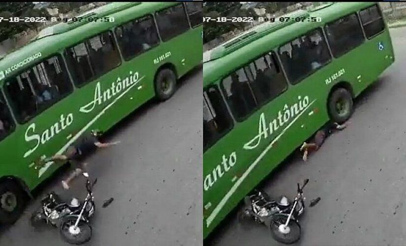 Motociclista é salvo por capacete após cair embaixo de ônibus; assista 