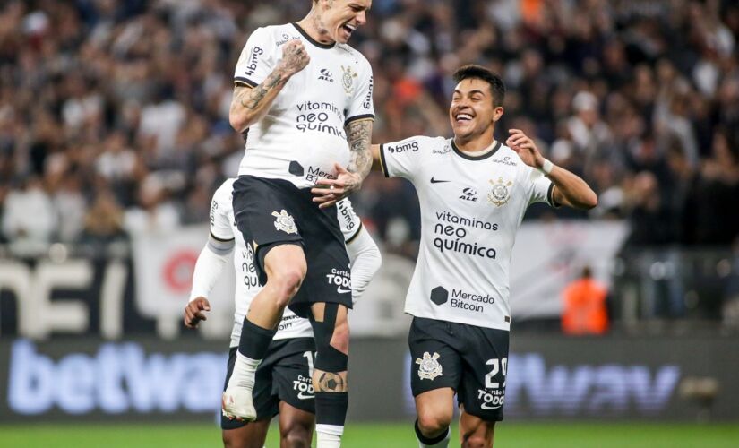 Corinthians vence bem e se reaproxima da liderança