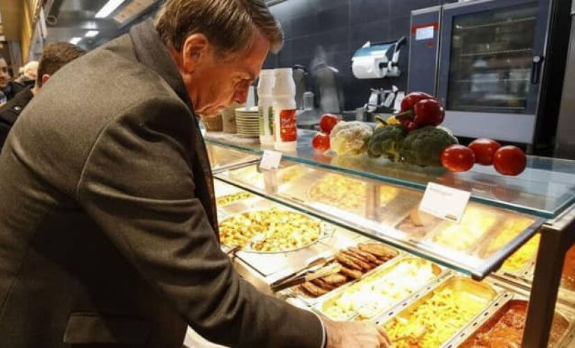 Bolsonaro almoça em buffet em Davos