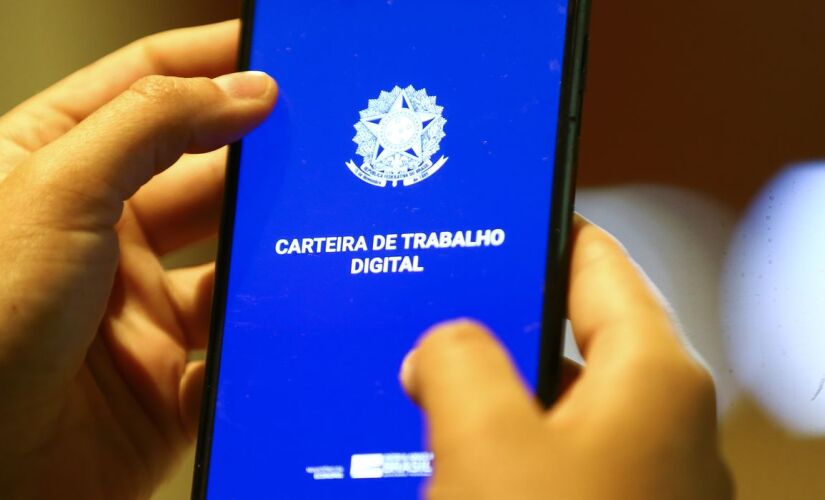 De acordo com o IBGE, o número de empregados sem carteira assinada no setor privado bateu recorde da série histórica com o aumento de 4,8%