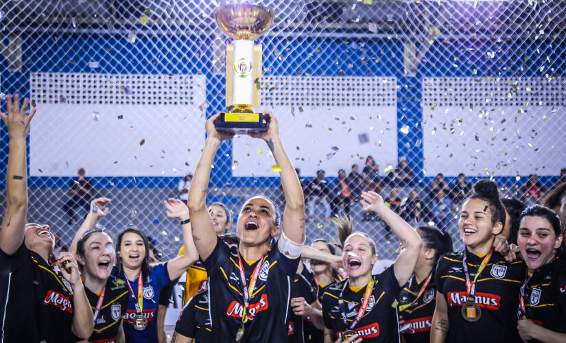 Equipe Taboão Magnus levanta a taça de tetracampeã do Paulista de Futsal Feminino