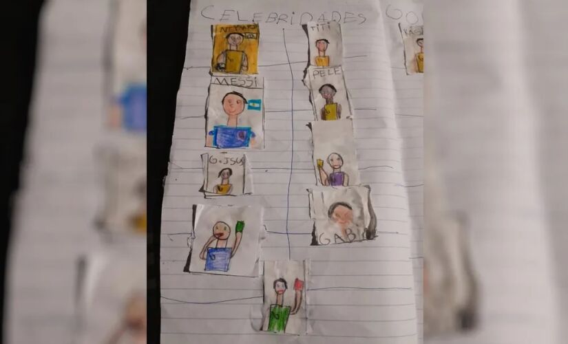 No caderno de João, pintado com o fundo amarelo, o desenho de Neymar sorri, ao lado de craques como Messi, Gabriel Jesus e até o Pelé