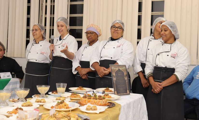 Alunos da Escola de Gastronomia apresentam para jurados em Show de Talentos técnicas que aprenderam em curso