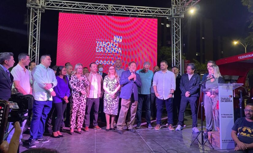 Prefeito Aprígio durante inauguração da obra em Taboão da Serra