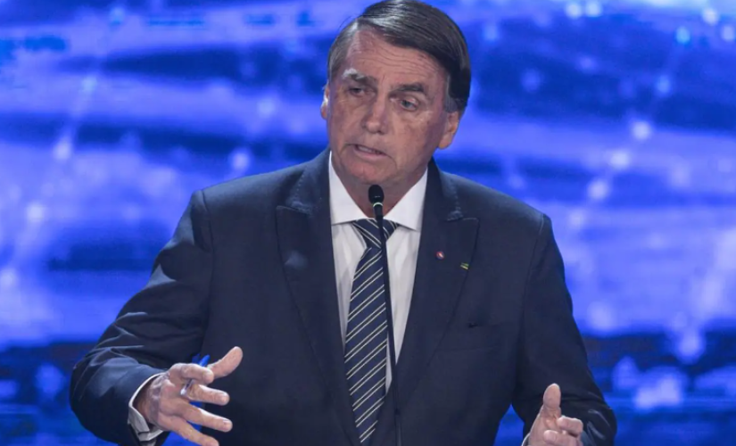 Bolsonaro chegou a chorar ao dizer que gostaria de estar presente, mas não deu mais detalhes sobre quando pretende voltar ao Brasil