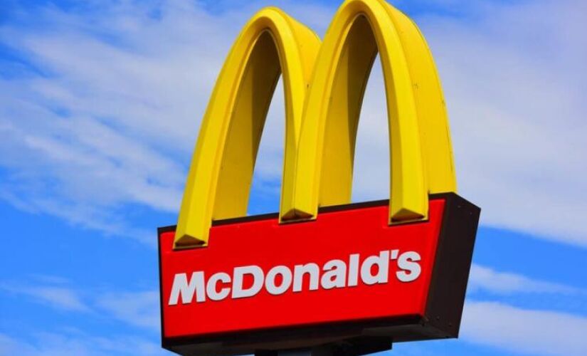 O McDonald's foi condenado a indenizar uma cliente no valor de R$ 10 mil após ela morder um curativo com supostas manchas de sangue que estava dentro de um lanche