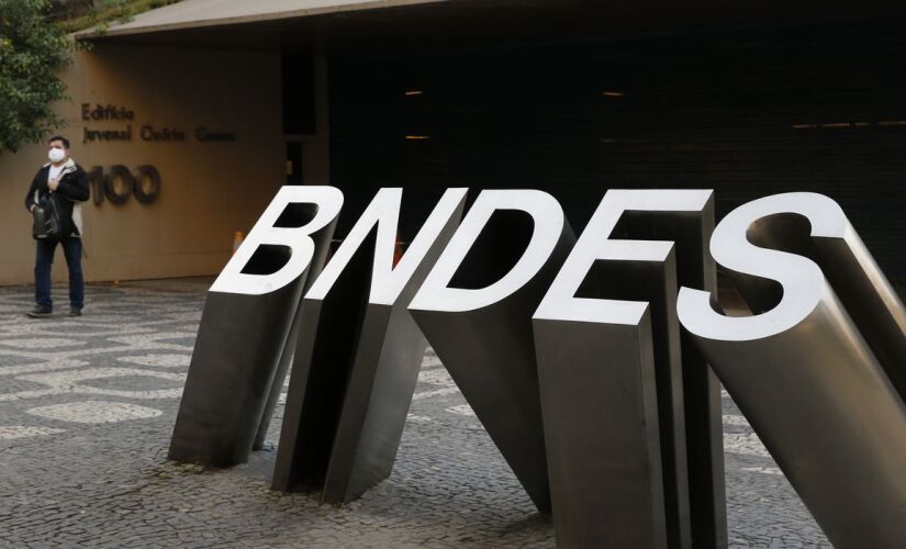 O BNDES retoma o crédito a investimentos de estados e municípios no momento de retração dos financiamentos de forma geral, e aumento de taxas de juros