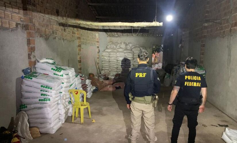 Agentes da PF e PRF durante a ação Terra fértil em SE.