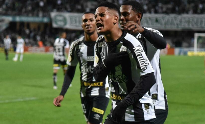 Santos decide no fim e vence o Coritiba