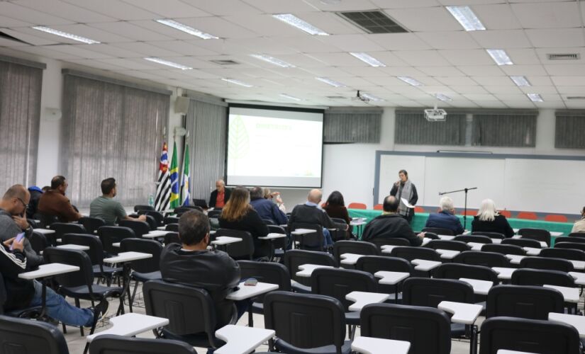 Os membros do Conselho Municipal de Meio Ambiente (CMMA) reuniram-se no Auditório do Complexo Administrativo da Prefeitura de Itapecerica.