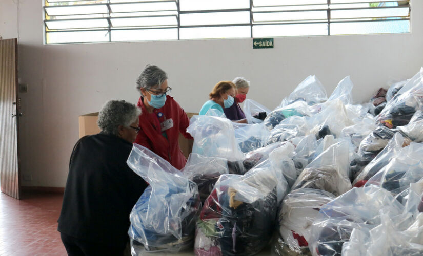 O Fundo Social de Solidariedade de Itapecerica da Serra (FUSSIS) fez a doação de kits com roupas e sapatos.