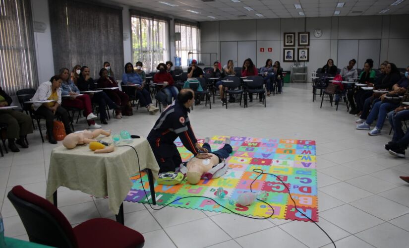 Professores de Itapecerica recebem treinamento para conseguirem prestar os primeiros socorros em alunos da rede municipal 